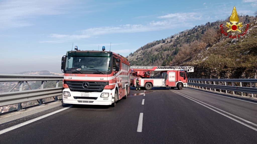 Salza Irpina: Vigili del Fuoco salvano 24enne sulla SS 7, giovane trasportato al Moscati