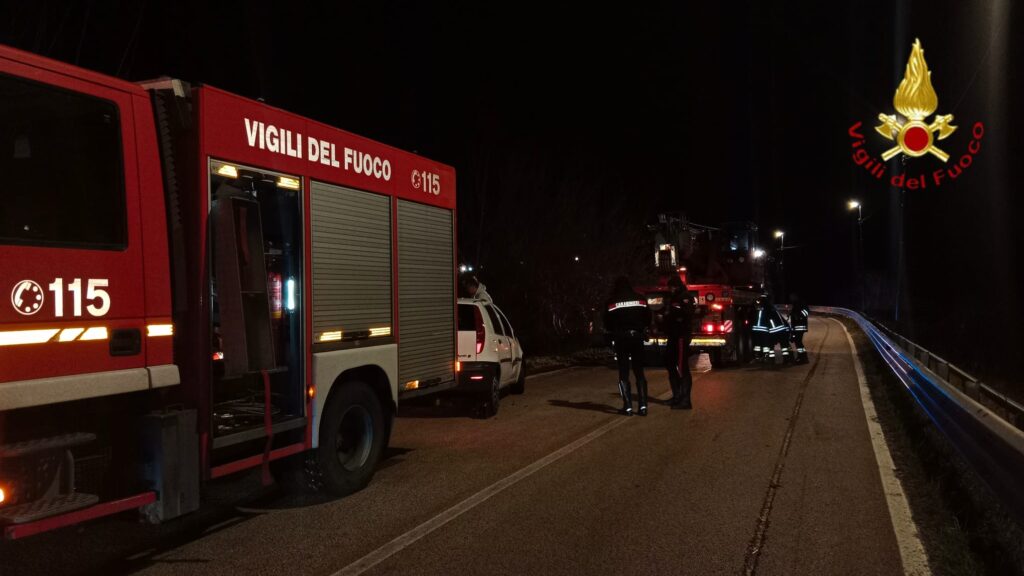 Incidente Stradale a Capriglia Irpina: Fiat Punto Ribaltata, Intervento dei Vigili del Fuoco