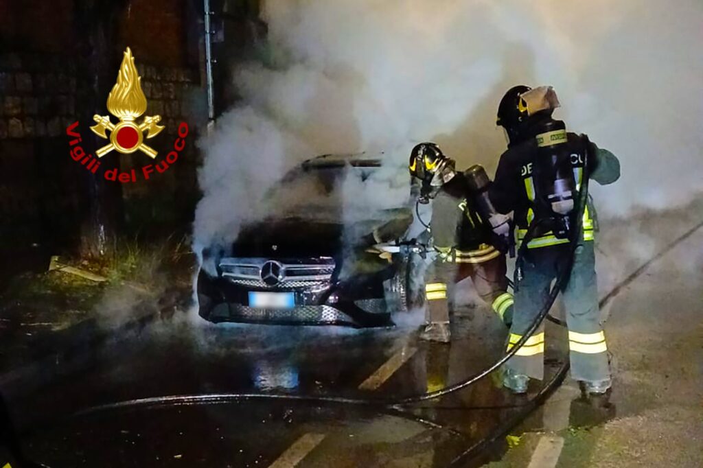 Incendio Autovettura ad Avellino nella Notte