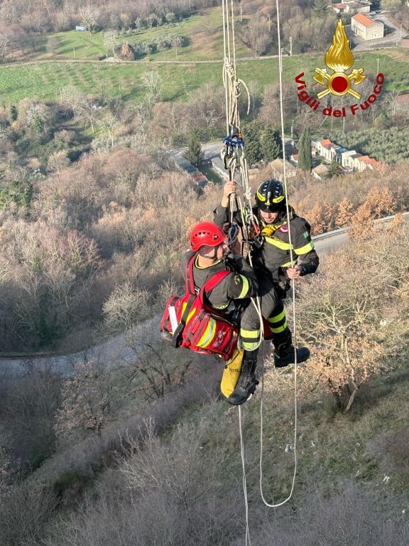 Salza Irpina: Vigili del Fuoco salvano 24enne sulla SS 7, giovane trasportato al Moscati