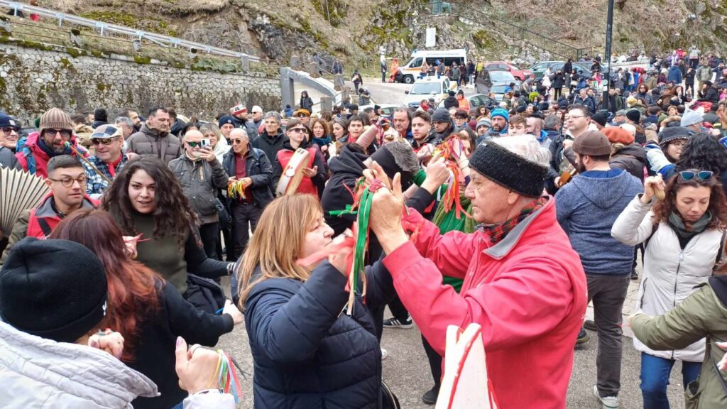 Montevergine, diecimila pellegrini per la Candelora. Soddisfatto il sindaco DAlessio. Anche la prima cittadina Nargi al santuario di Mamma Schiavona