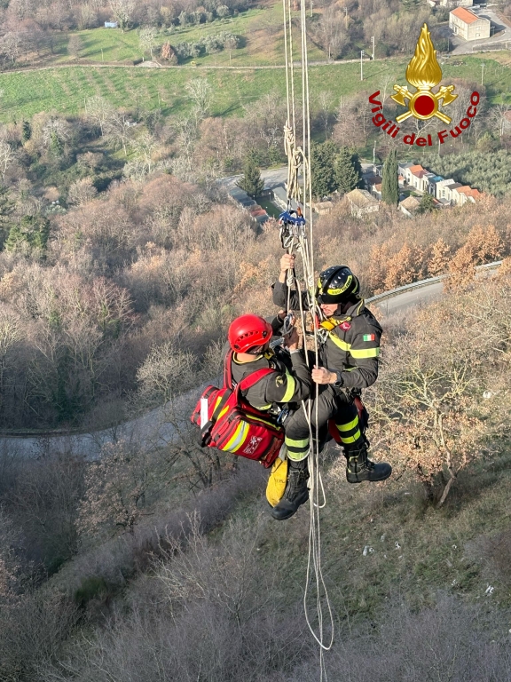 Salza Irpina: Vigili del Fuoco salvano 24enne sulla SS 7, giovane trasportato al Moscati