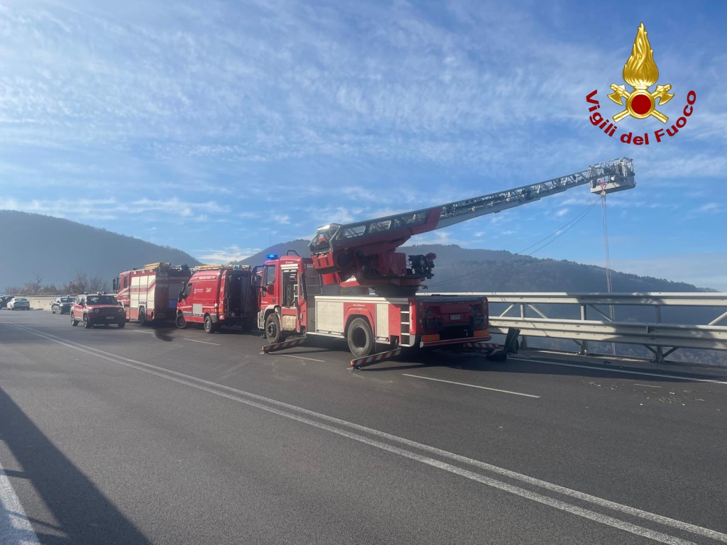 Salza Irpina: Vigili del Fuoco salvano 24enne sulla SS 7, giovane trasportato al Moscati