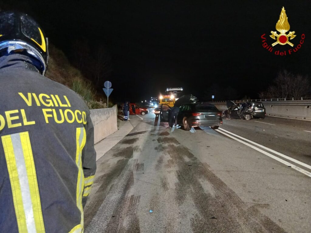 Incidente sulla SS7 e incendio auto sulla A16: doppio intervento dei Vigili del Fuoco di Avellino