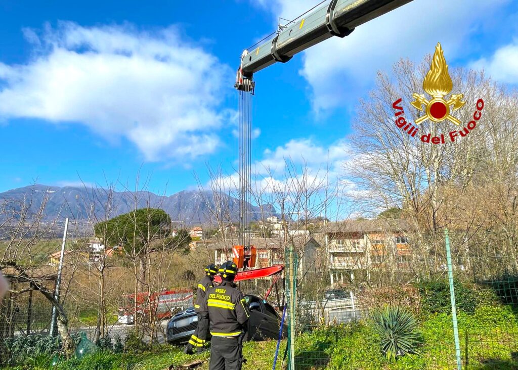 Auto finisce in una scarpata a Picarelli: donna ferita, intervento dei Vigili del Fuoco