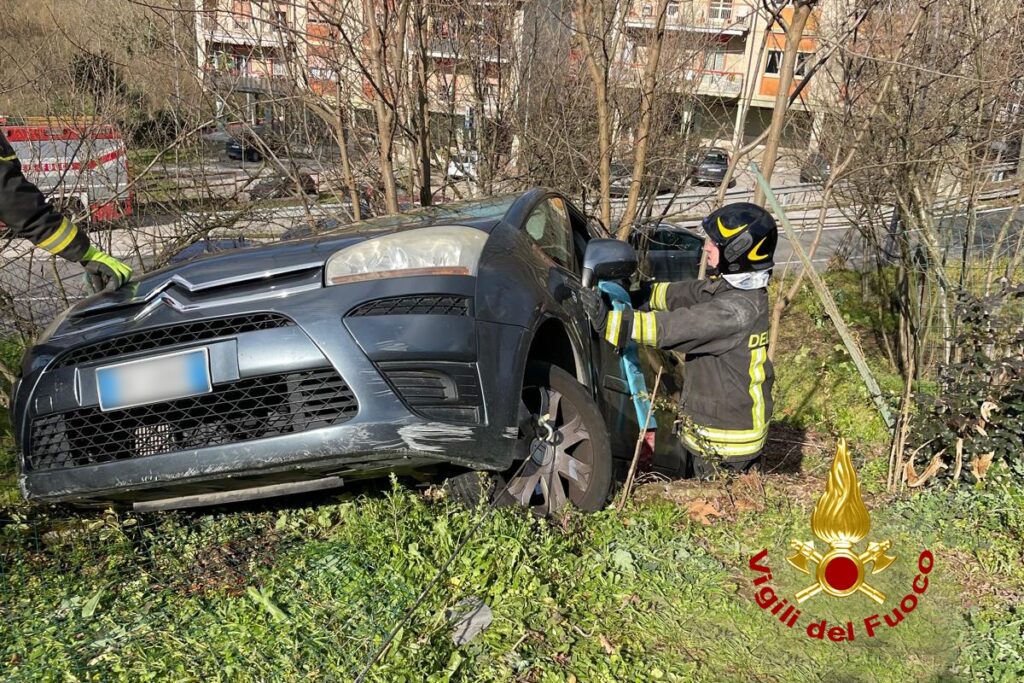 Auto finisce in una scarpata a Picarelli: donna ferita, intervento dei Vigili del Fuoco