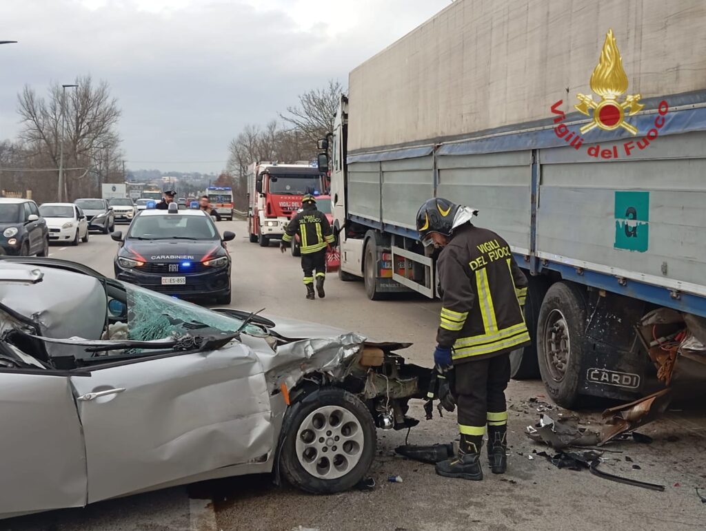 Grottaminarda: Auto si schianta contro un Camion in sosta, un ferito