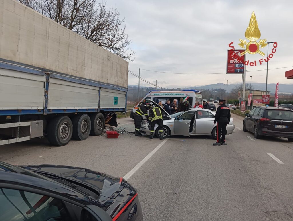 Grottaminarda: Auto si schianta contro un Camion in sosta, un ferito