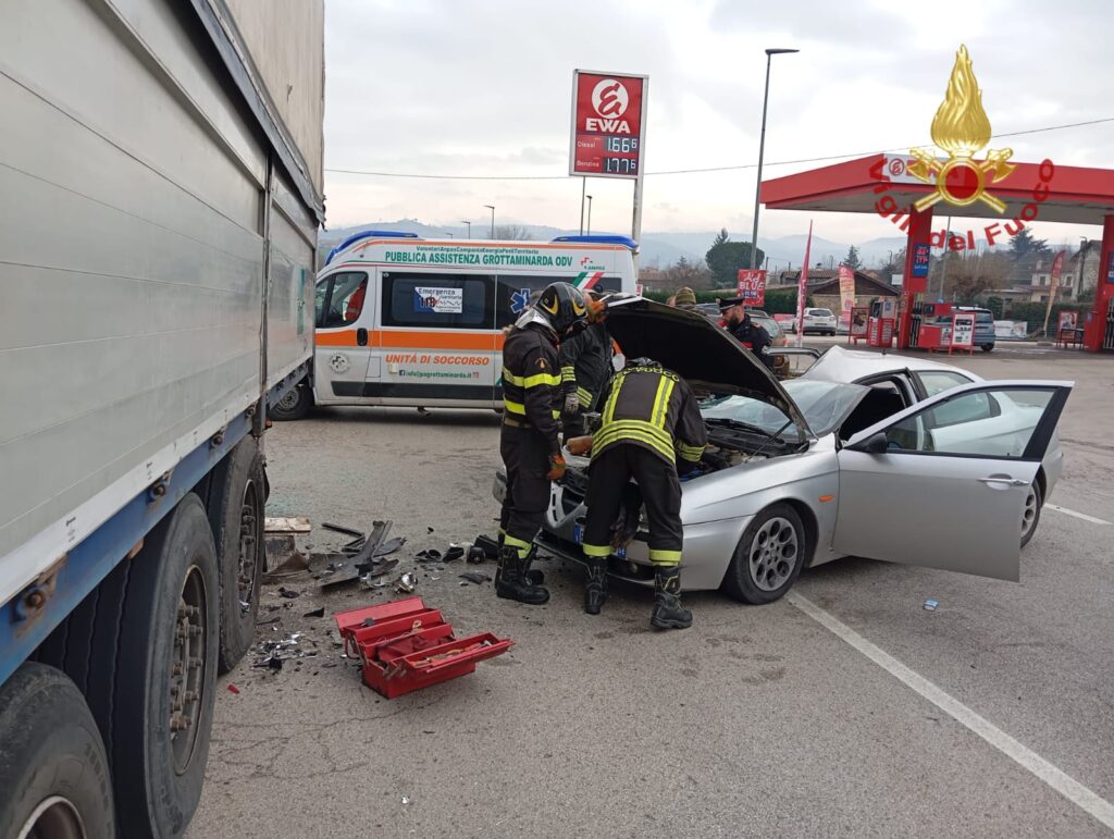 Grottaminarda: Auto si schianta contro un Camion in sosta, un ferito