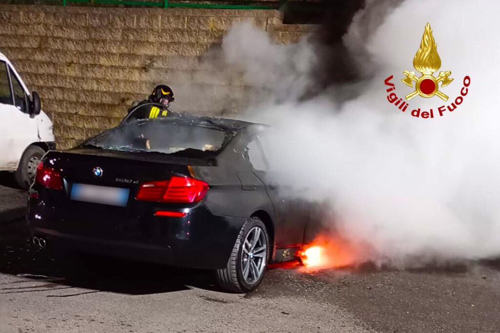 INCENDIO AUTO A CONTRADA: INTERVENTO DEI VIGILI DEL FUOCO E INDAGINI IN CORSO