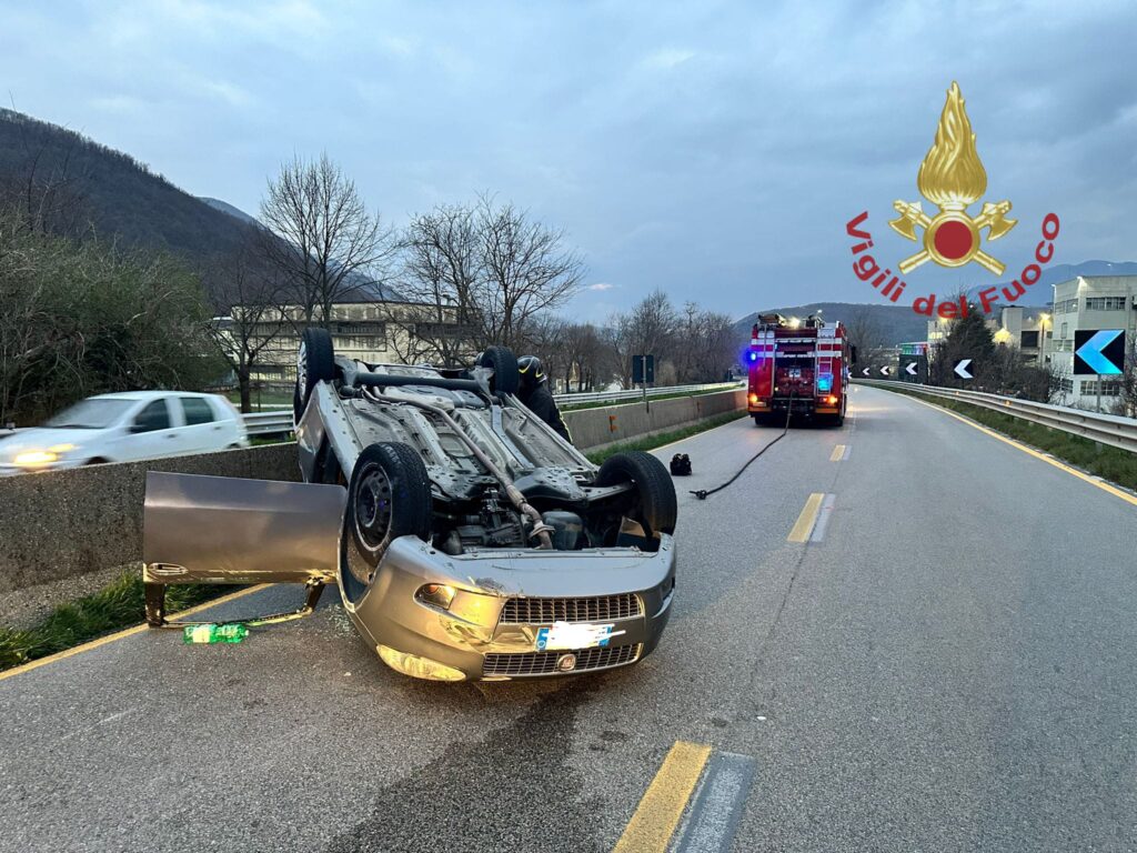 Incidente sul raccordo autostradale Avellino   Salerno: intervento dei Vigili del Fuoco di Avellino