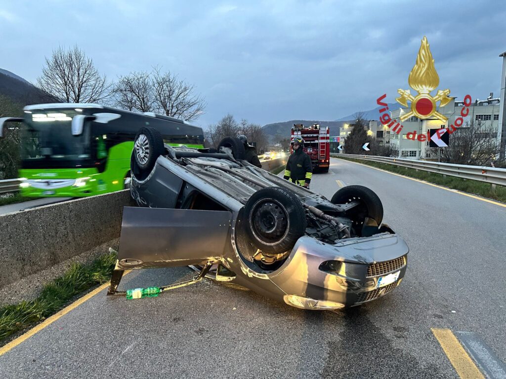 Incidente sul raccordo autostradale Avellino   Salerno: intervento dei Vigili del Fuoco di Avellino