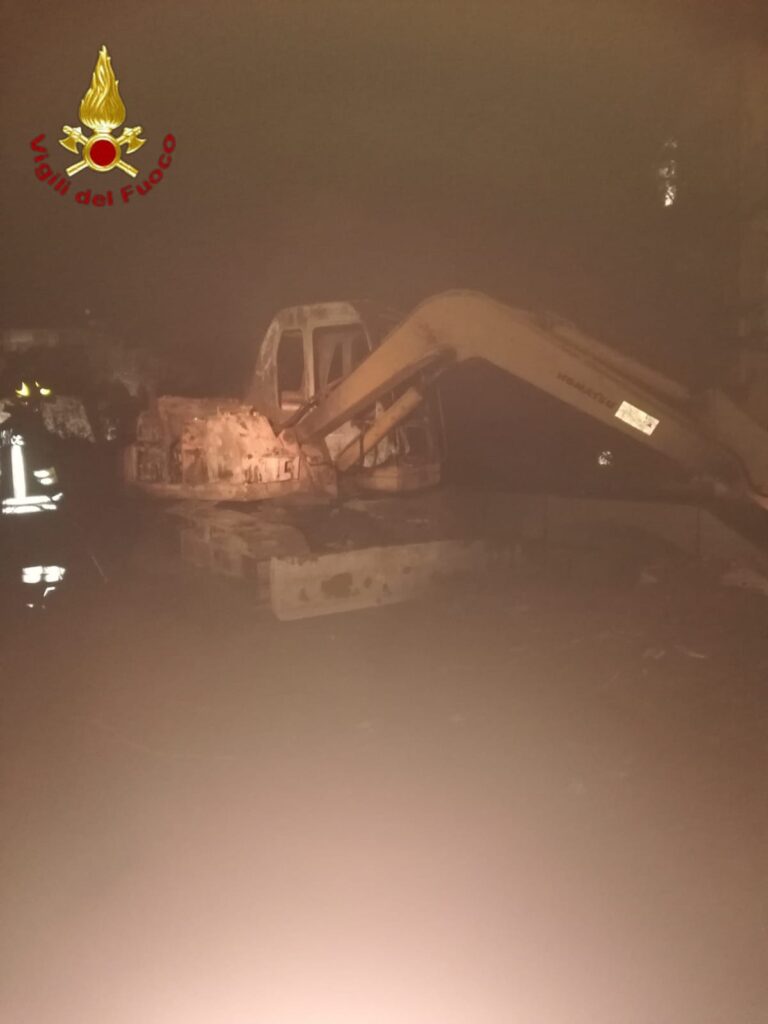 Incendio in un cantiere a Sant’Angelo a Scala: escavatore in fiamme nella notte