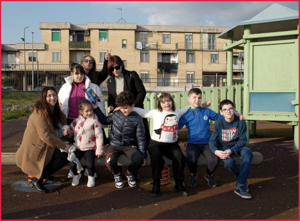 ROCCARAINOLA. Fotografia e Inclusione: Un Giorno al Parco Giochi Paraislandia con Mariagrazia Miele e i giovani dell’Associazione Autismo in Movimento