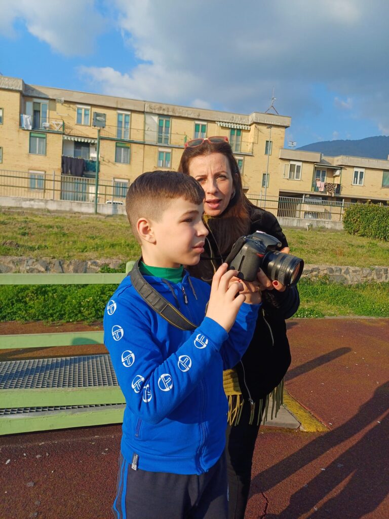 ROCCARAINOLA. Fotografia e Inclusione: Un Giorno al Parco Giochi Paraislandia con Mariagrazia Miele e i giovani dell’Associazione Autismo in Movimento