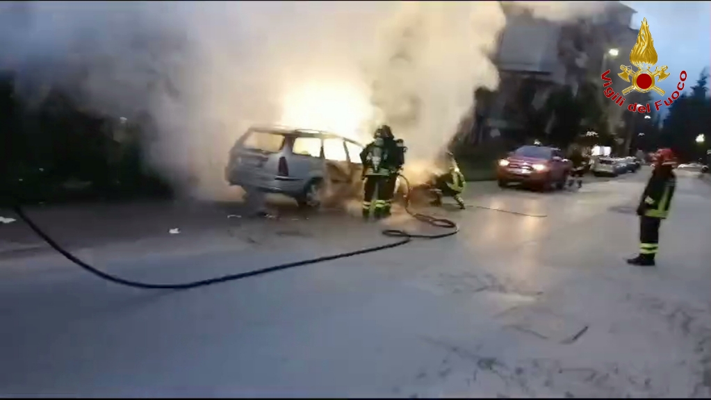 Avellino, auto in fiamme in via Annarumma: conducente in salvo