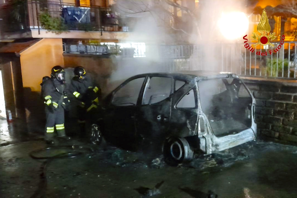 Grottaminarda: Auto in Fiamme nella Notte, Intervento dei Vigili del Fuoco