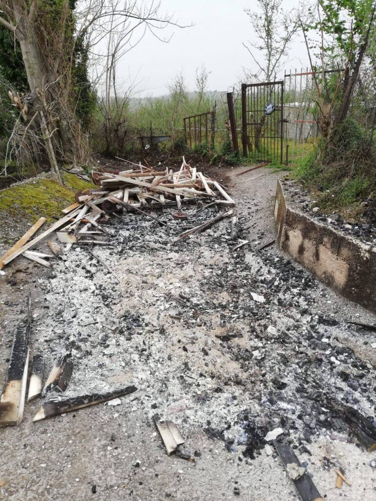 Discarica a cielo aperto ad Avella: Abbandono e Incendio di rifiuti in Via Patricciano, alcuni nocivi