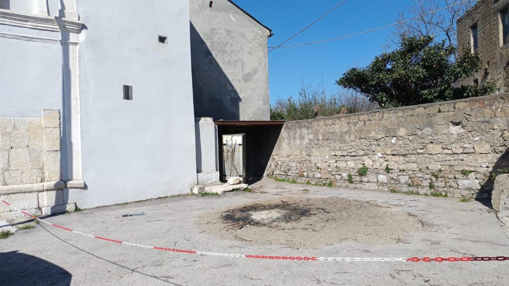 Avella, ancora rifiuti abbandonati: un altro frigorifero nel cortile della Chiesa del Purgatorio