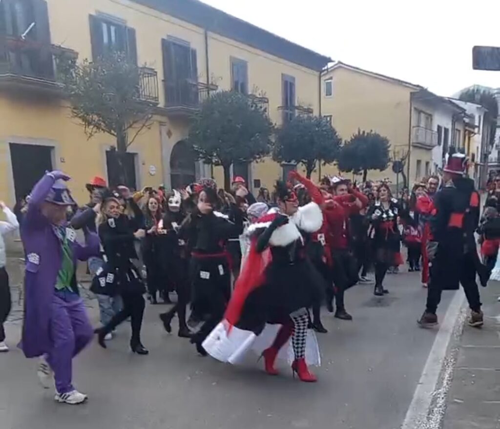 Forino (Av): Apoteosi Carnevale Forinese   Petrurese 2025. La Città dei Sette Colli si trasforma in una Bomboneira di Balli , Carri , Canti e Colori