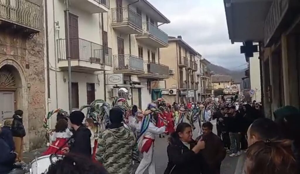 Forino (Av): Apoteosi Carnevale Forinese   Petrurese 2025. La Città dei Sette Colli si trasforma in una Bomboneira di Balli , Carri , Canti e Colori