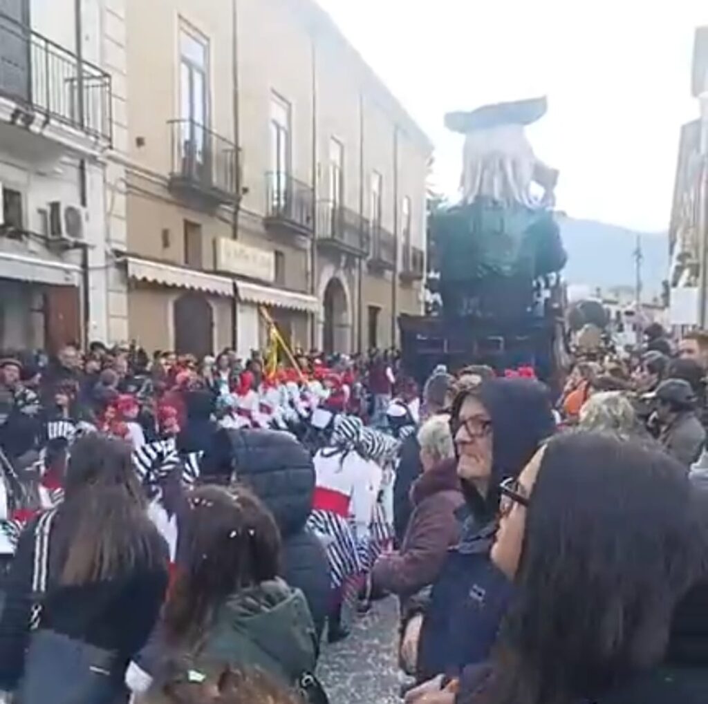 Forino (Av): Apoteosi Carnevale Forinese   Petrurese 2025. La Città dei Sette Colli si trasforma in una Bomboneira di Balli , Carri , Canti e Colori