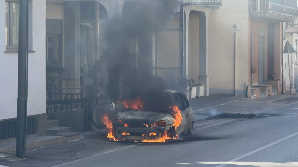 Auto in fiamme sulla Nazionale delle Puglie a Baiano: traffico bloccato per i soccorsi