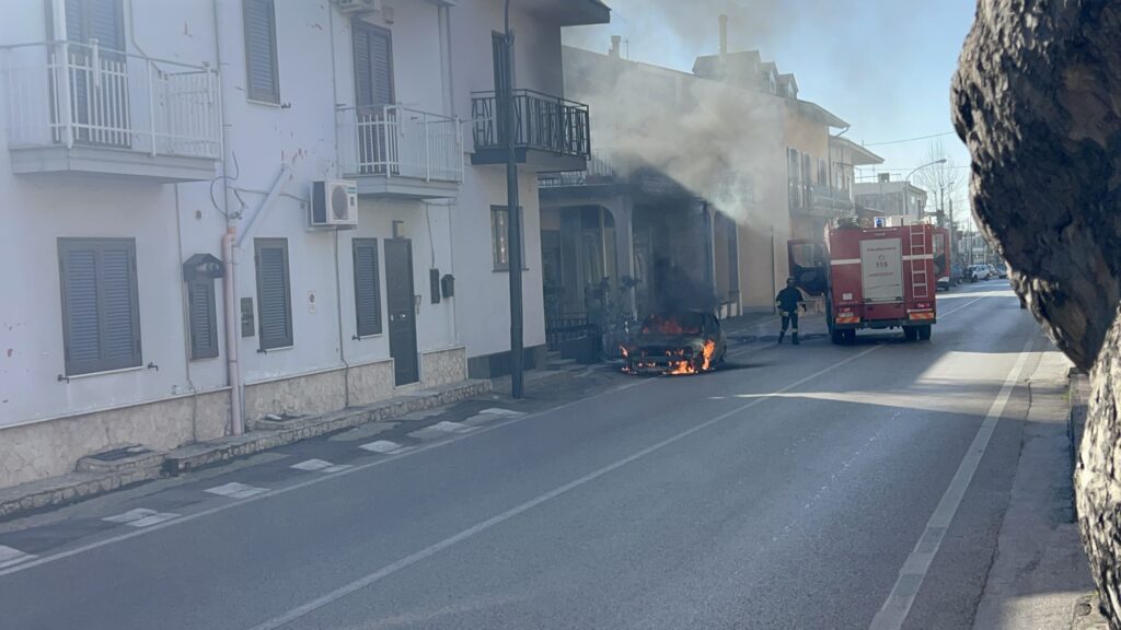 Auto in fiamme sulla Nazionale delle Puglie a Baiano: traffico bloccato per i soccorsi