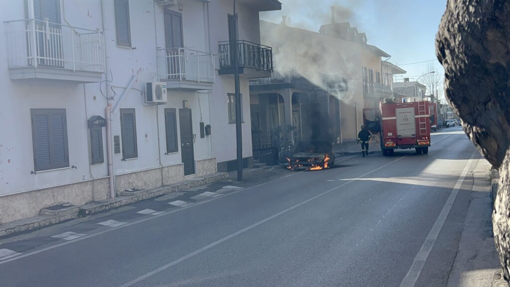 Auto in fiamme sulla Nazionale delle Puglie a Baiano: traffico bloccato per i soccorsi