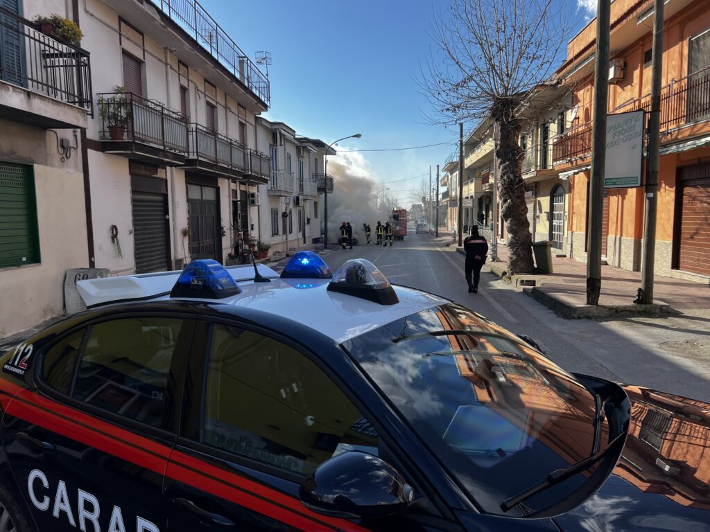 Auto in fiamme sulla Nazionale delle Puglie a Baiano: traffico bloccato per i soccorsi