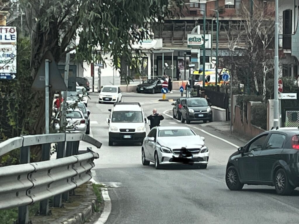 Incidente ad Avella: collisione tra un Mercedes e una Fiat Punto