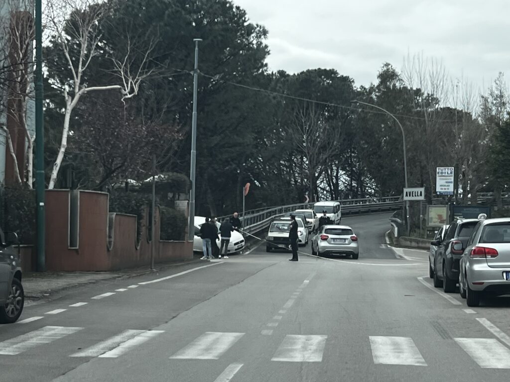 Incidente ad Avella: collisione tra un Mercedes e una Fiat Punto