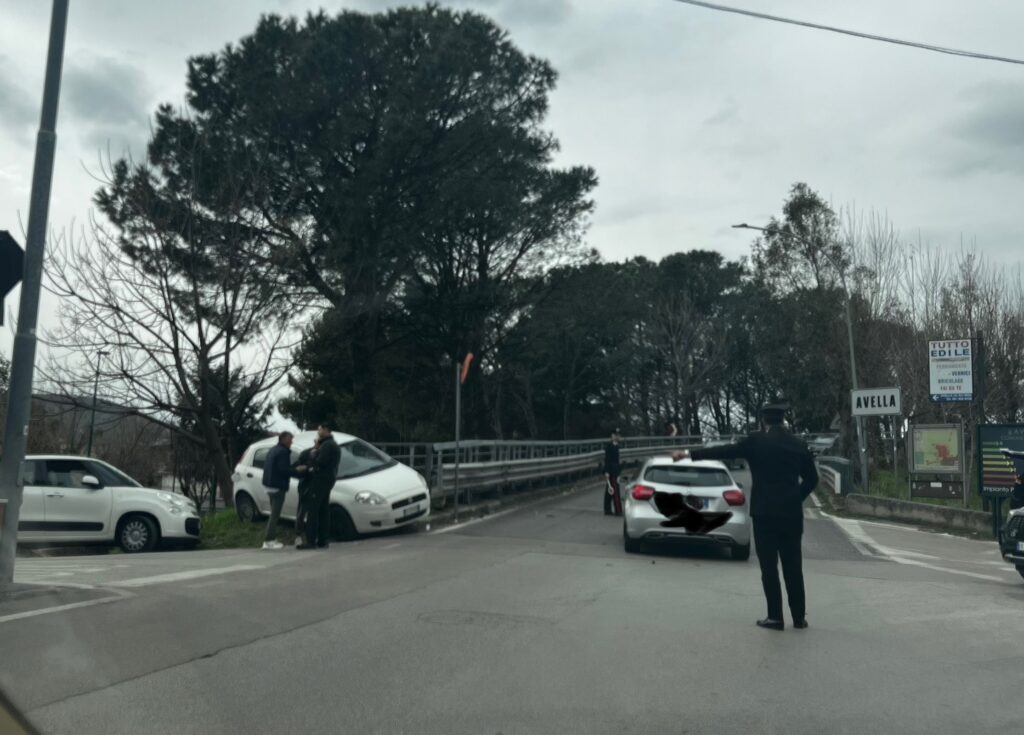 Incidente ad Avella: collisione tra un Mercedes e una Fiat Punto