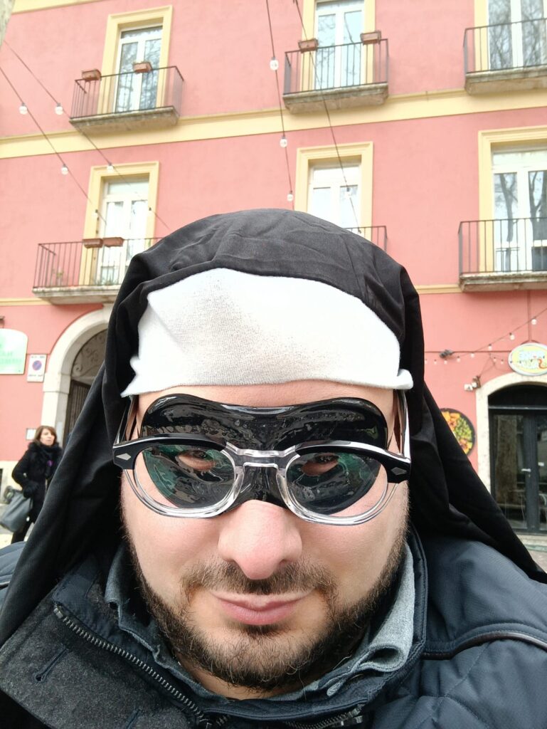 Il presidente campano del M.I.D. Giovanni Esposito in maschera in segno di protesta in occasione della sfilata della Zeza di Carnevale.