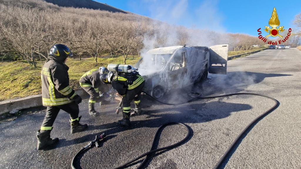 Incendio su viadotto Acqualonga: furgone che trasportava pane in fiamme, nessun ferito