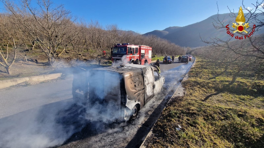 Incendio su viadotto Acqualonga: furgone che trasportava pane in fiamme, nessun ferito