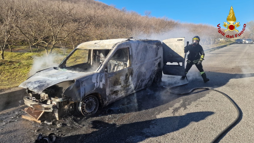 Incendio su viadotto Acqualonga: furgone che trasportava pane in fiamme, nessun ferito