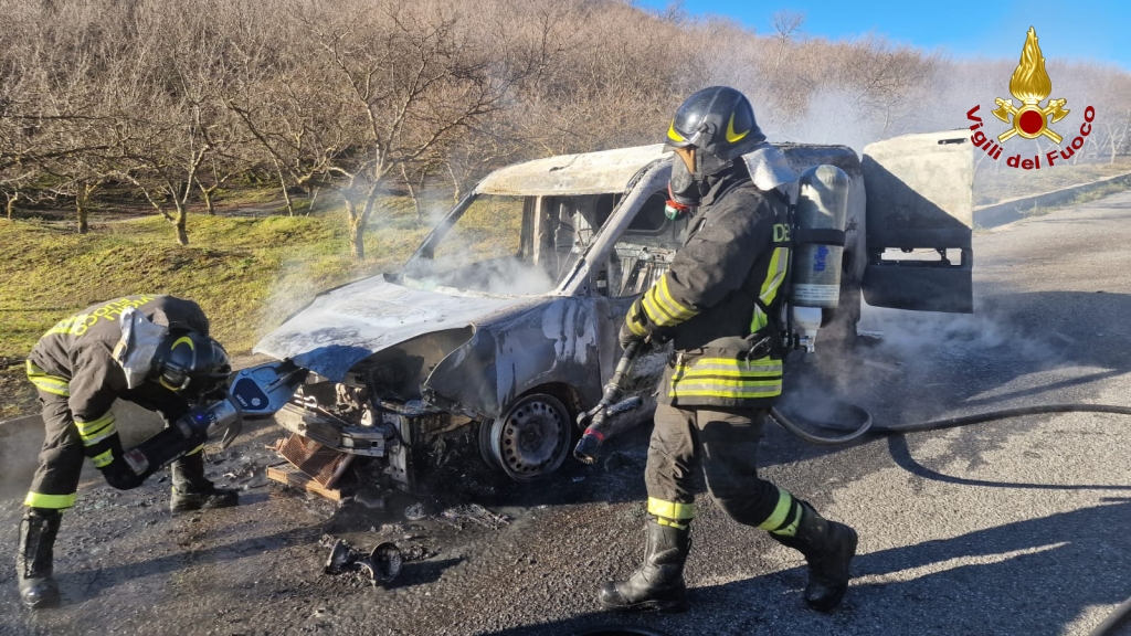 Incendio su viadotto Acqualonga: furgone che trasportava pane in fiamme, nessun ferito