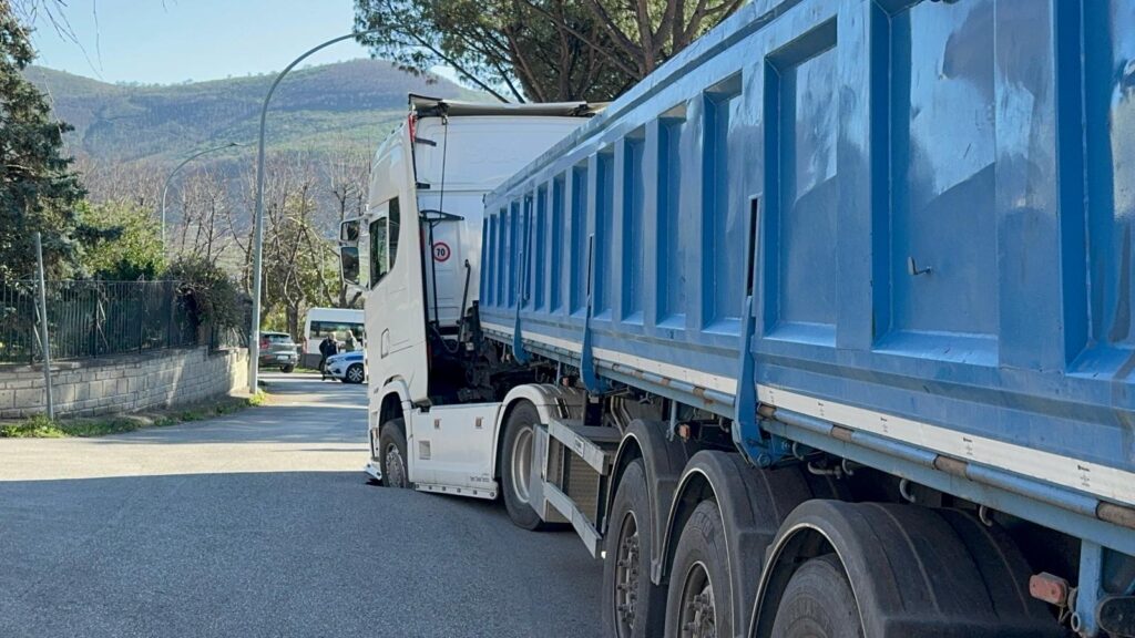 Avella, cedimento del manto stradale: tir sprofonda con una ruota e blocca il traffico. Foto