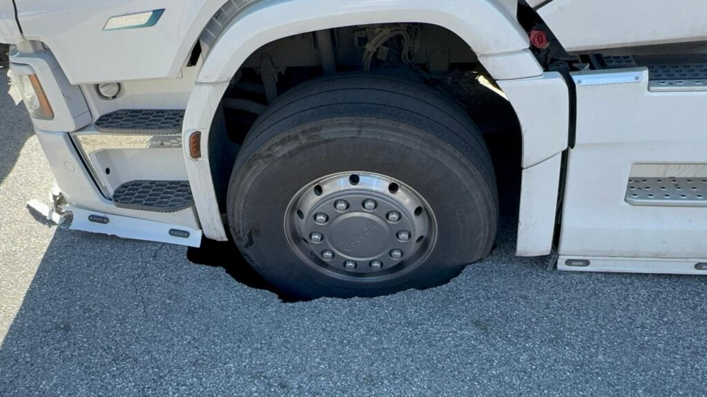 Avella, cedimento del manto stradale: tir sprofonda con una ruota e blocca il traffico. Foto