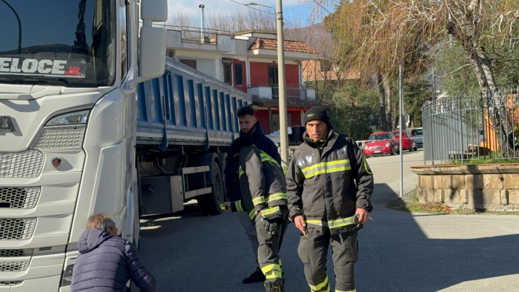 Avella, cedimento del manto stradale: tir sprofonda con una ruota e blocca il traffico. Foto