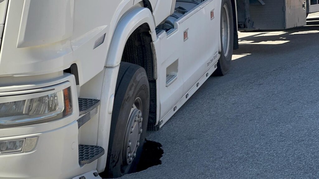 Avella, cedimento del manto stradale: tir sprofonda con una ruota e blocca il traffico. Foto