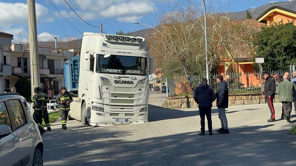 Avella, cedimento del manto stradale: tir sprofonda con una ruota e blocca il traffico. Foto