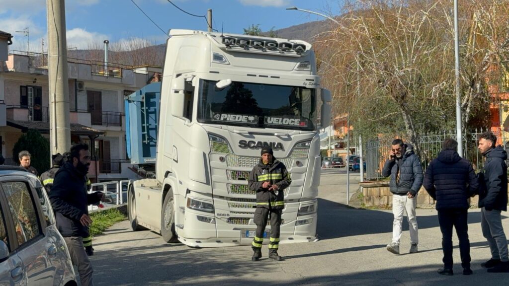 Avella, cedimento del manto stradale: tir sprofonda con una ruota e blocca il traffico. Foto