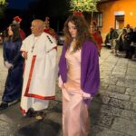 Mugnano del Cardinale, fede e partecipazione in Piazza Umberto I: la Via Crucis 2025 emoziona la comunità (Foto  e Video)