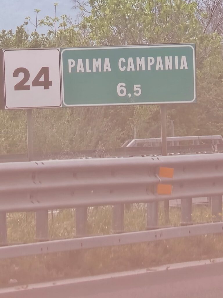 Incidente sulla Nola Palma: camion perde una rampa, veicoli coinvolti ma nessun ferito