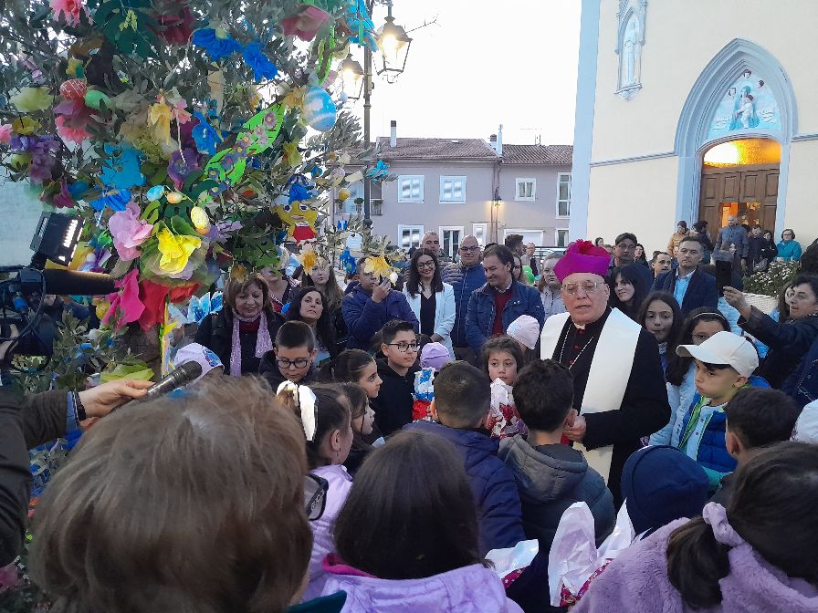 Flumeri, concerto in chiesa e benedizione dell’albero della pace alla presenza del Vescovo di Ariano Lacedonia Mons. Sergio Melillo.