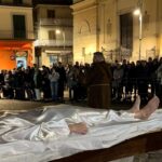 Mugnano del Cardinale, fede e partecipazione in Piazza Umberto I: la Via Crucis 2025 emoziona la comunità (Foto  e Video)