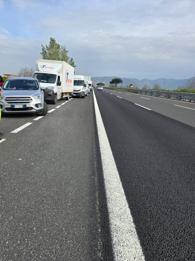 Incidente sulla Nola Palma: camion perde una rampa, veicoli coinvolti ma nessun ferito
