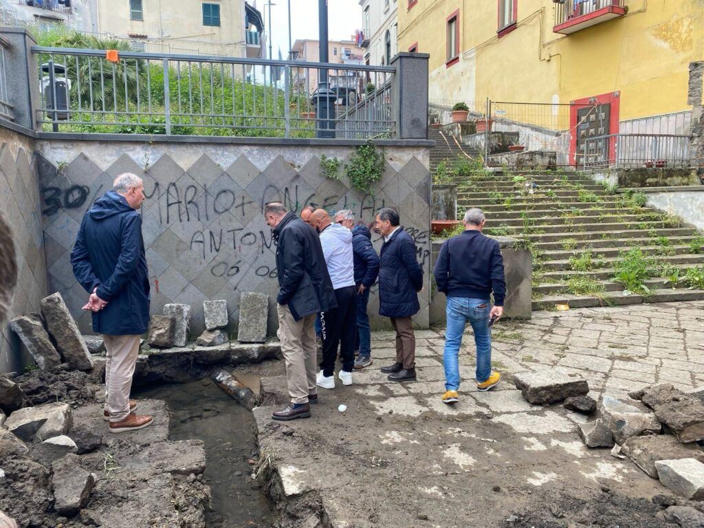 Torre del Greco: Scoperta un Corso d’Acqua nelle Cento Fontane, Il Sindaco Luigi Mennella Interviene
